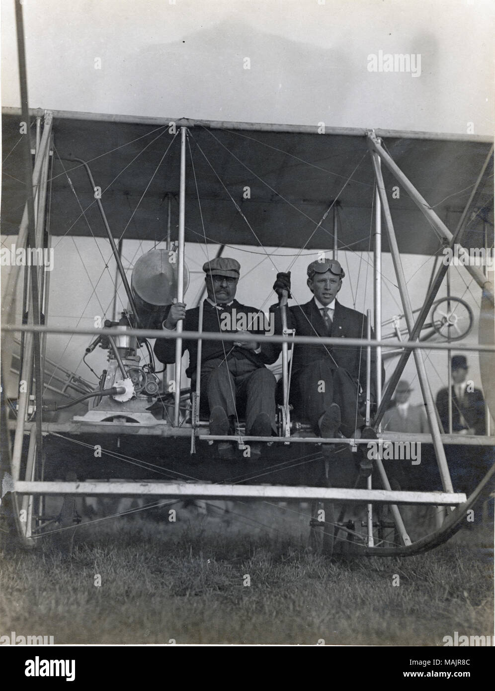 Titolo: ex presidente Theodore Roosevelt e arco pilota Hoxsey preparando per il decollo di Roosevelt primo aereo ride. Aviazione Internazionale soddisfare, Kinloch campo. 11 ottobre 1910. . 1910. David M. Boyd Foto Stock