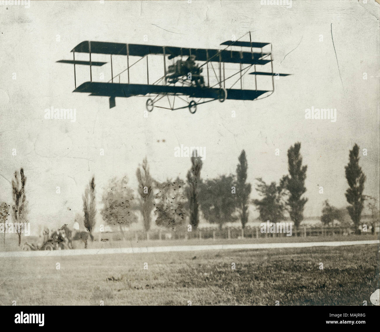 Titolo: Glenn H. Curtiss in volo su Forest Park e campo di volo. San Luigi Centenario Aero soddisfare. 8 ottobre 1909. . 1909. William H. Trefts (per ST Louis Post-Dispatch) Foto Stock