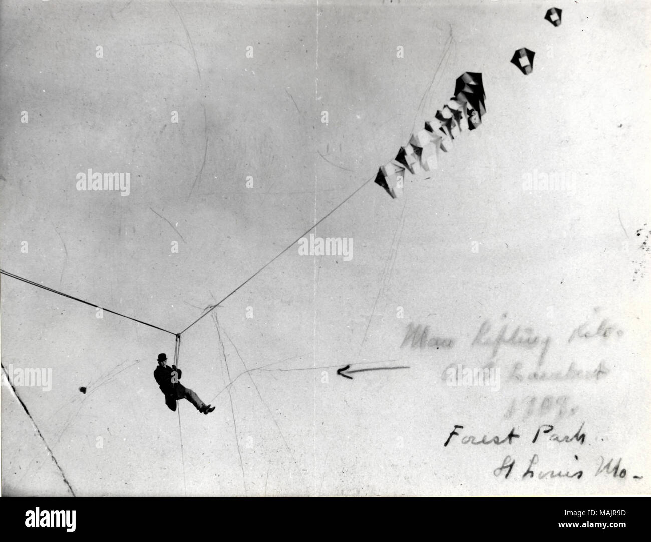 Titolo: Albert Bond Lambert sollevato da un aquilone a Forest Park airfield. . 1908. Foto Stock