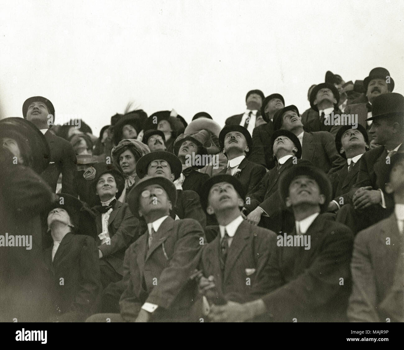 Titolo: gli spettatori a guardare gli aerei in volo durante il 1910 Aeronautica Internazionale Torneo a Kinloch campo. . 1910. David M. Boyd Foto Stock