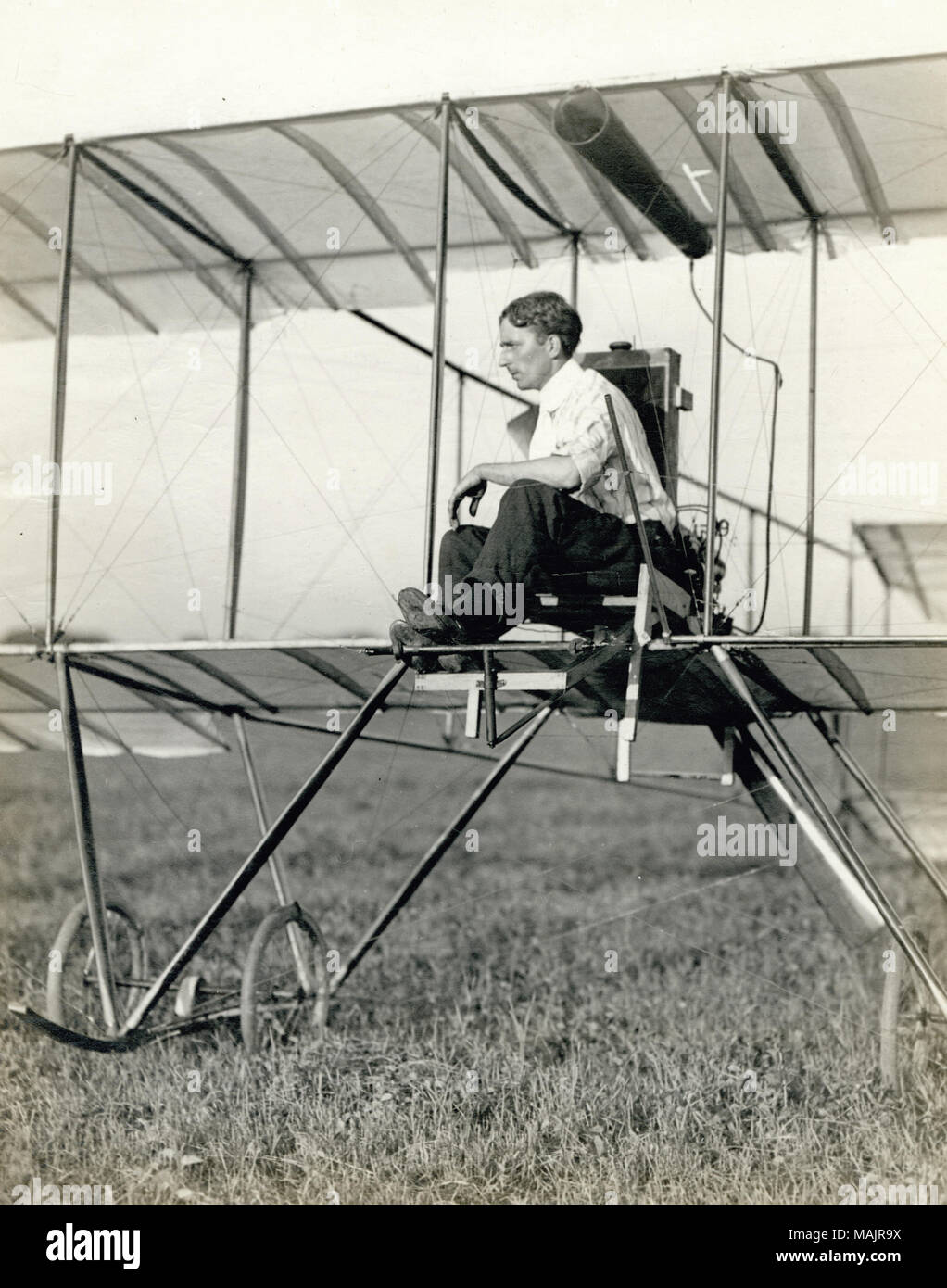 Titolo: Tom Benoist seduto in un aereo della propria progettazione e rendere al 1910 Aeronautica Internazionale Torneo a Kinloch campo. . 1910. David M. Boyd Foto Stock