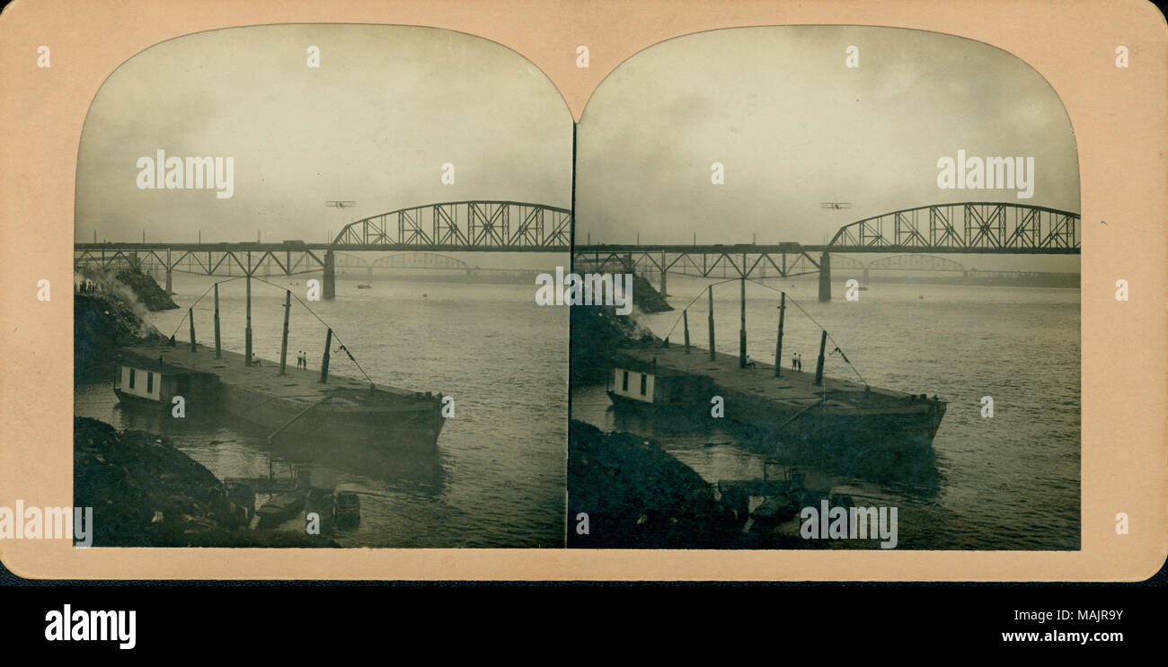 Titolo: Capt. Thomas Scott Baldwin in volo vicino al Ponte di McKinley. Il 10 settembre 1910. . 1910. Kaut Studio Foto Stock