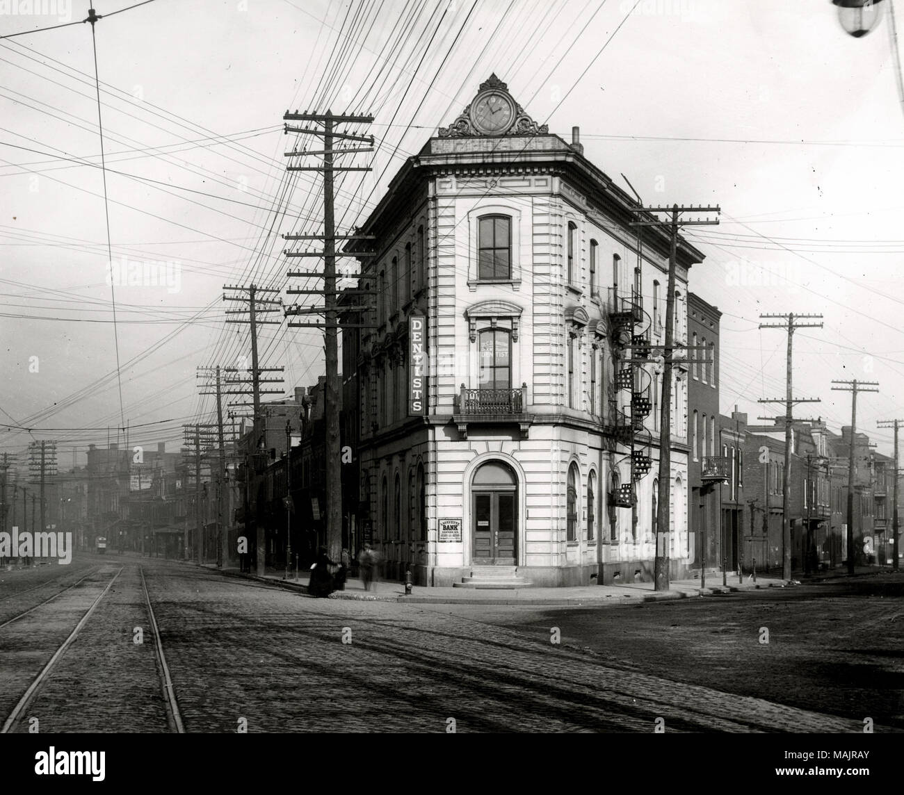 Titolo: Lafayette Bank, angolo nordest di Broadway e strade mercantili. . Circa 1910. Oscar Kuehn Foto Stock
