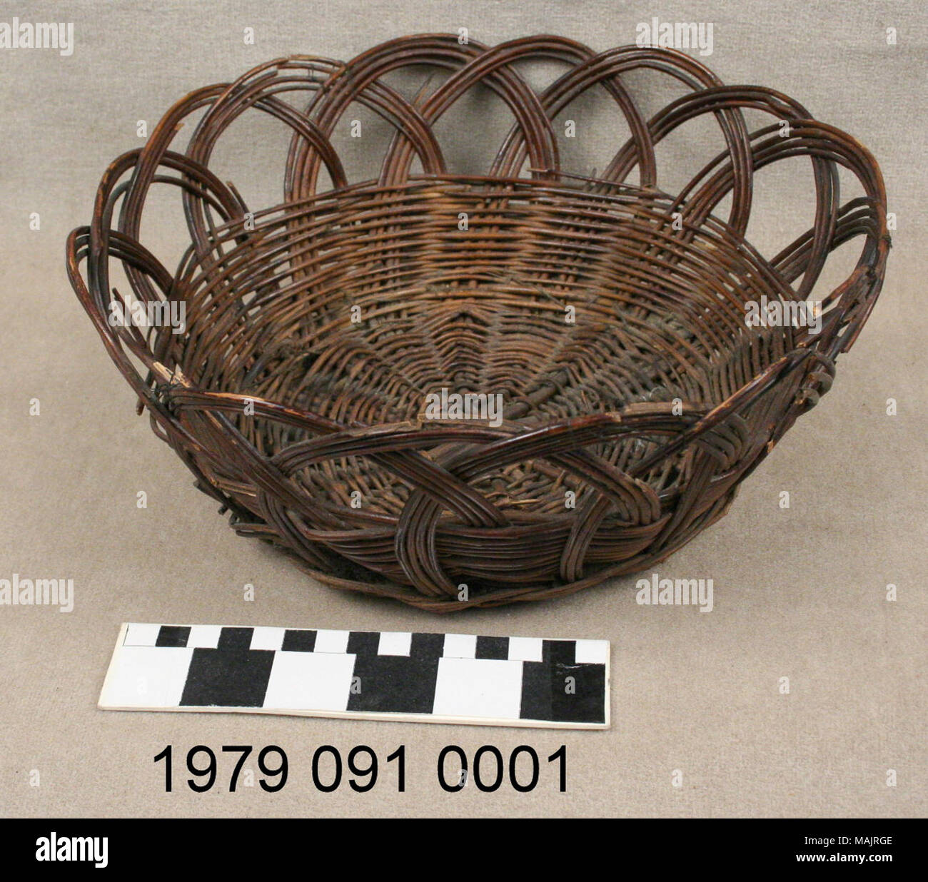 Round reed cestello presenta openwork la metà superiore del piatto fasci ad ansa. Titolo: round reed openwork basket . 1880. Foto Stock Round reed cestello presenta openwork la metà superiore del piatto fasci ad ansa. Titolo: round reed openwork basket . 1880. Foto Stock