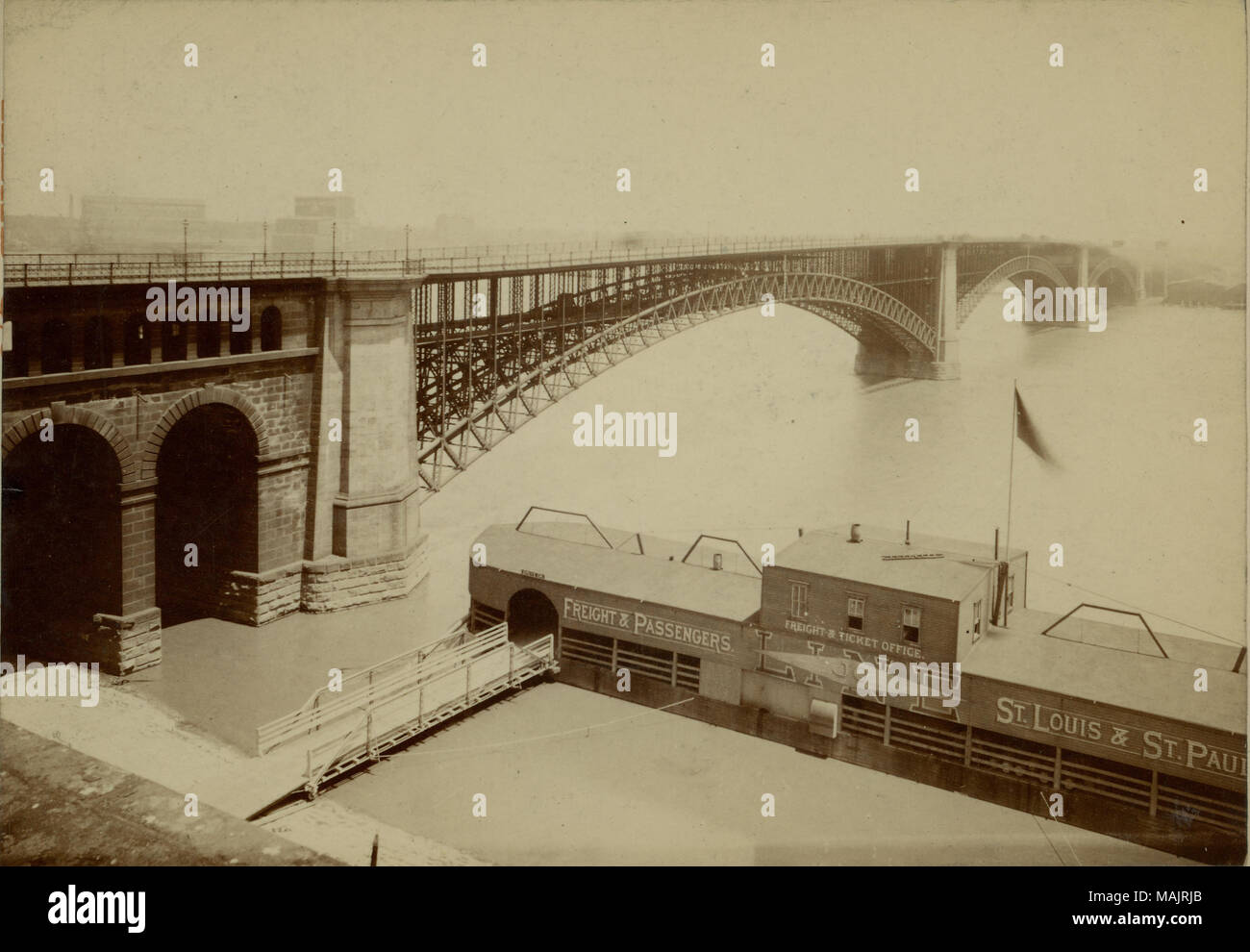 Titolo: Eads Bridge, con riverboat il trasporto di merci e passeggeri biglietteria e imbarco al sud. . 1887. F. BUHL e Koenig Foto Stock