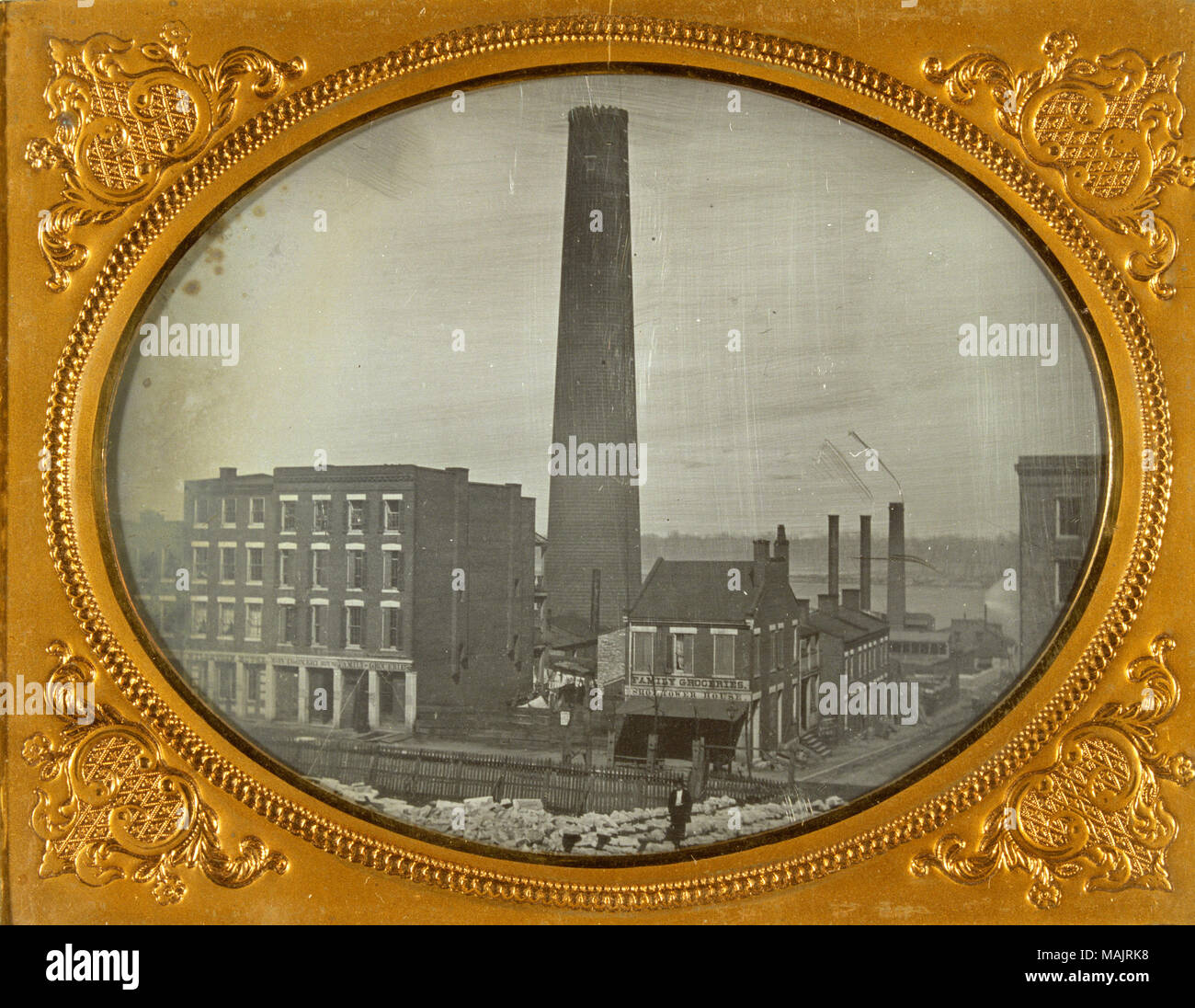 Lutero M. Kennett ha girato con la torre che circonda gli edifici commerciali. Un uomo è situato sulla parte anteriore della scena e si trova sulla sommità di una pila di quello che potrebbe essere il mattone o i detriti di un edificio caduto. Titolo: Luther M. Kennett ha girato la torre. . 1850. Thomas M. Orientale Foto Stock