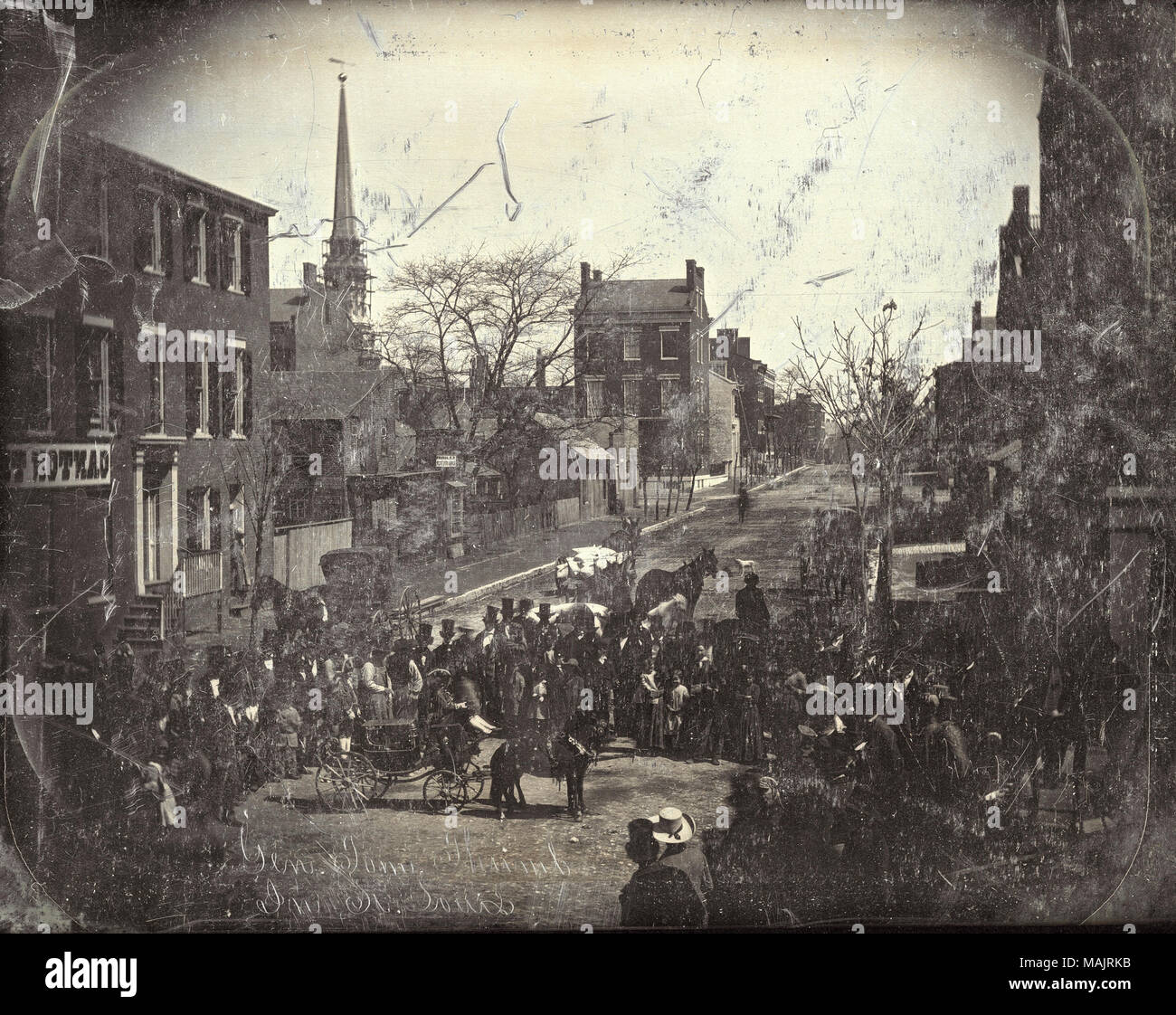 Guardando ad ovest dalla quarta strada a una folla di persone sull'angolo nordoccidentale del quarto e oliva strade che circondano una miniatura del carrello trainato da due pony. Daguerreotype è inscritta 'gen. Tom Thumb in San Louis' lungo il suo bordo inferiore. A pochi altri cavalli e carrozze sono sulle strade di fronte degli edifici commerciali. Titolo: Tom Thumb la prima visita di San Louis, quarto e strade di oliva, angolo nordoccidentale guardando ad ovest dalla quarta, 28 marzo 1848. . Il 28 marzo 1848. Thomas M. Orientale Foto Stock
