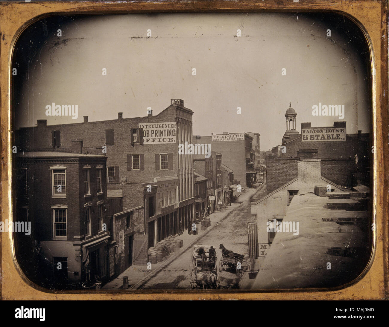 Guardando a nord dalla strada di Oliva sulla terza strada. Il San Luigi Intelligencer Office può essere visto come pure edifici etichettato 'Walton Hotne e stabili' e 'n. 102 e 101, T. B. Edgars Carrello Repository.' Cavalli e passeggini sono sulla strada. Le persone e i barili sono sui marciapiedi. Una bandiera americana con trentuno stelle sovrasta la strada. Titolo: terza strada, guardando a nord dalla strada di oliva, mostrando St. Louis Intelligencer Office. . 1854. Thomas M. Orientale Foto Stock