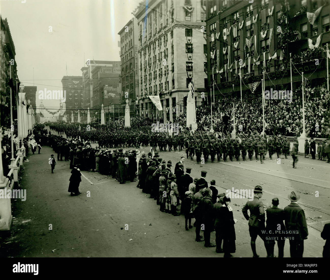 Titolo: Sfilata della fanteria 138th giù dodicesima Street, oltre alla corte d onore la revisione attuale. 9 maggio 1919. . 1919. Il W.C. Persone Foto Stock
