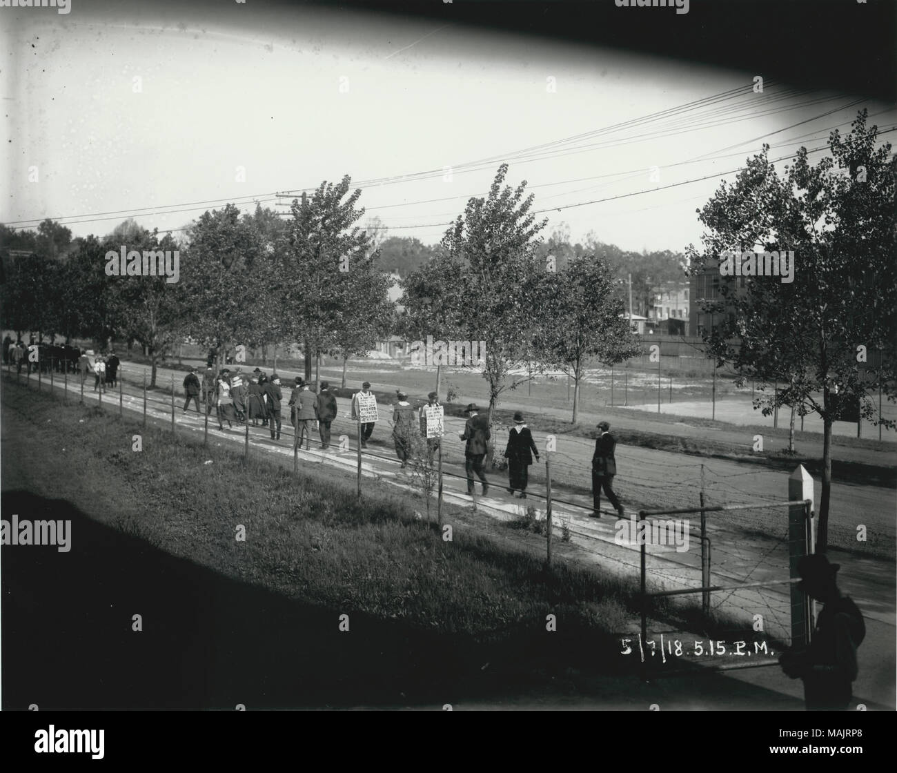 Titolo: Wagner Electric Company sciopero; uomini e donne sulla linea di picchetto, alcuni indossano segni sandwich denunciando le croste e traditori. Il 7 maggio, 1918, 5:15 p.m. . 1918. Foto Stock