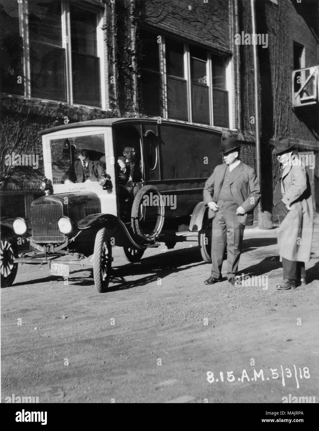 Titolo: Wagner Electric Company sciopero; due uomini stavano in piedi guardando il veicolo con rotte il parabrezza, con due uomini nel sedile anteriore. Può 3rd, 1918, 8:15 a.m. . 1918. Foto Stock