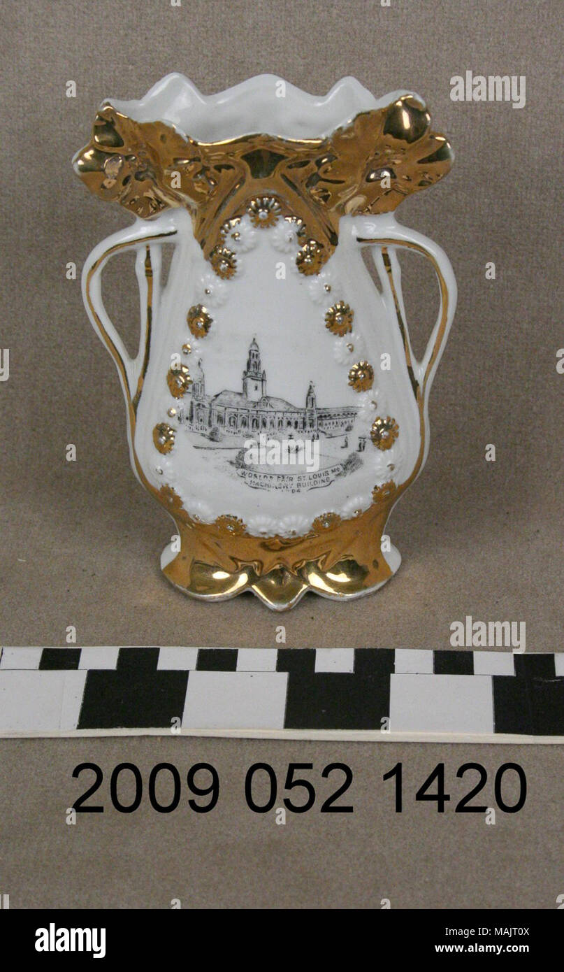 Piccoli souvenir in ceramica vaso con immagine di trasferimento del palazzo di macchinari da 1904 Fiera Mondiale del titolo: Piccolo vaso in ceramica con immagine di trasferimento del palazzo di macchinari . 1904. Foto Stock