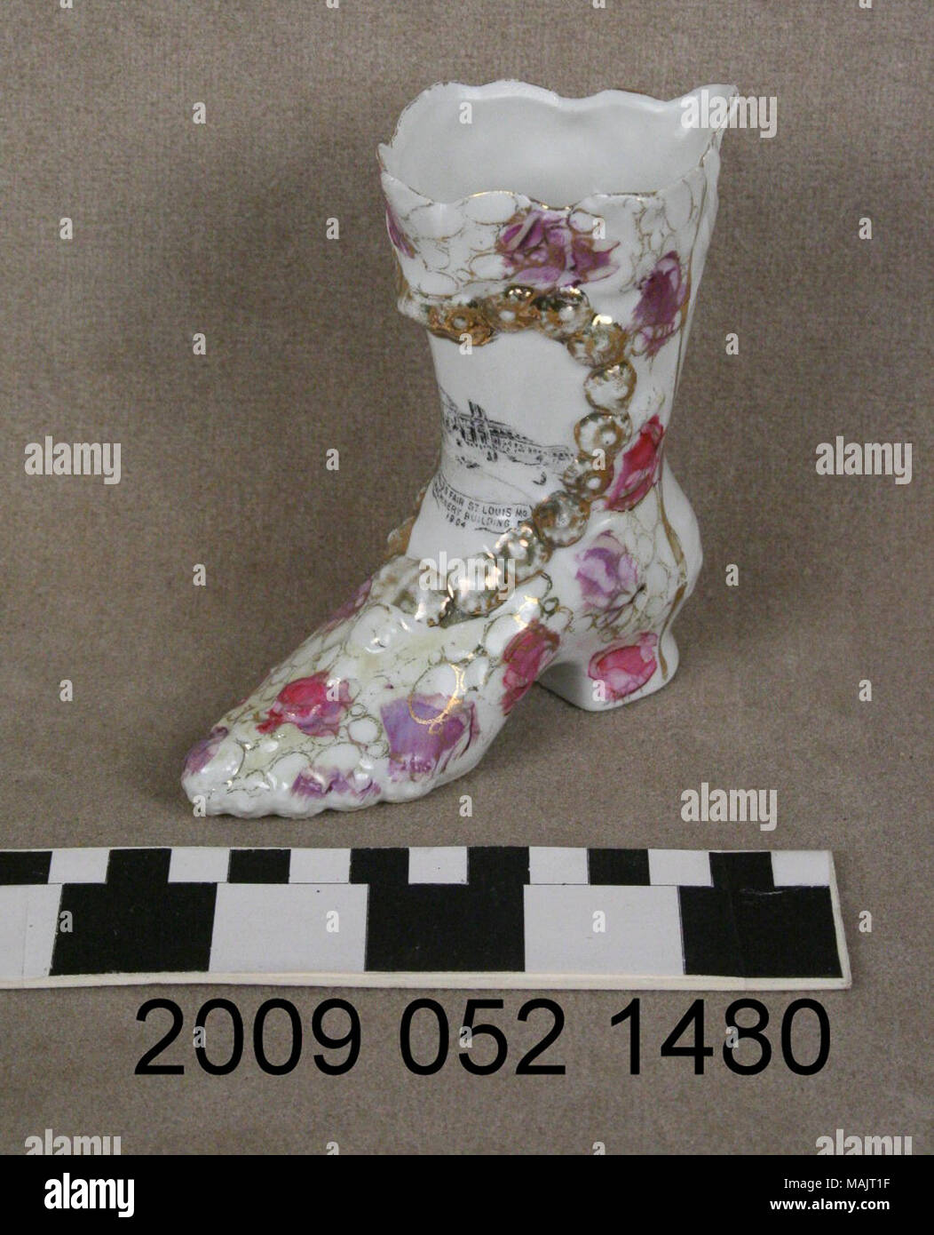 Bianco di ceramica ladies boot con rosa e lavanda decorazioni floreali e finiture dorate e nero immagine di trasferimento del Palazzo delle macchine dal 1904 Fiera Mondiale del titolo: bianco di ceramica Ladies Boot con decorazioni floreali e nero immagine di trasferimento del palazzo di macchinari . 1904. Foto Stock