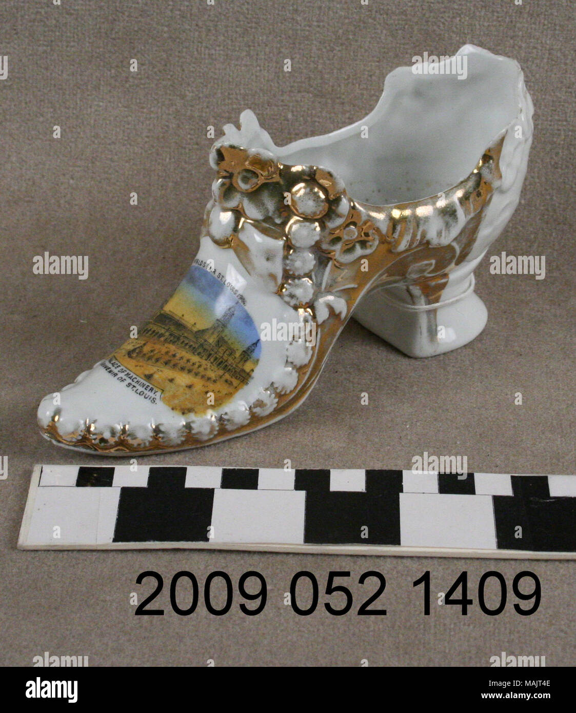 Grande bianco di ceramica ladies tacco alto con dorato e un trasferimento di colore del Palazzo delle macchine dal 1904 Fiera Mondiale del titolo: ceramica bianca scarpe da donna con trasferimento di colore immagine del palazzo di macchinari . 1904. Foto Stock