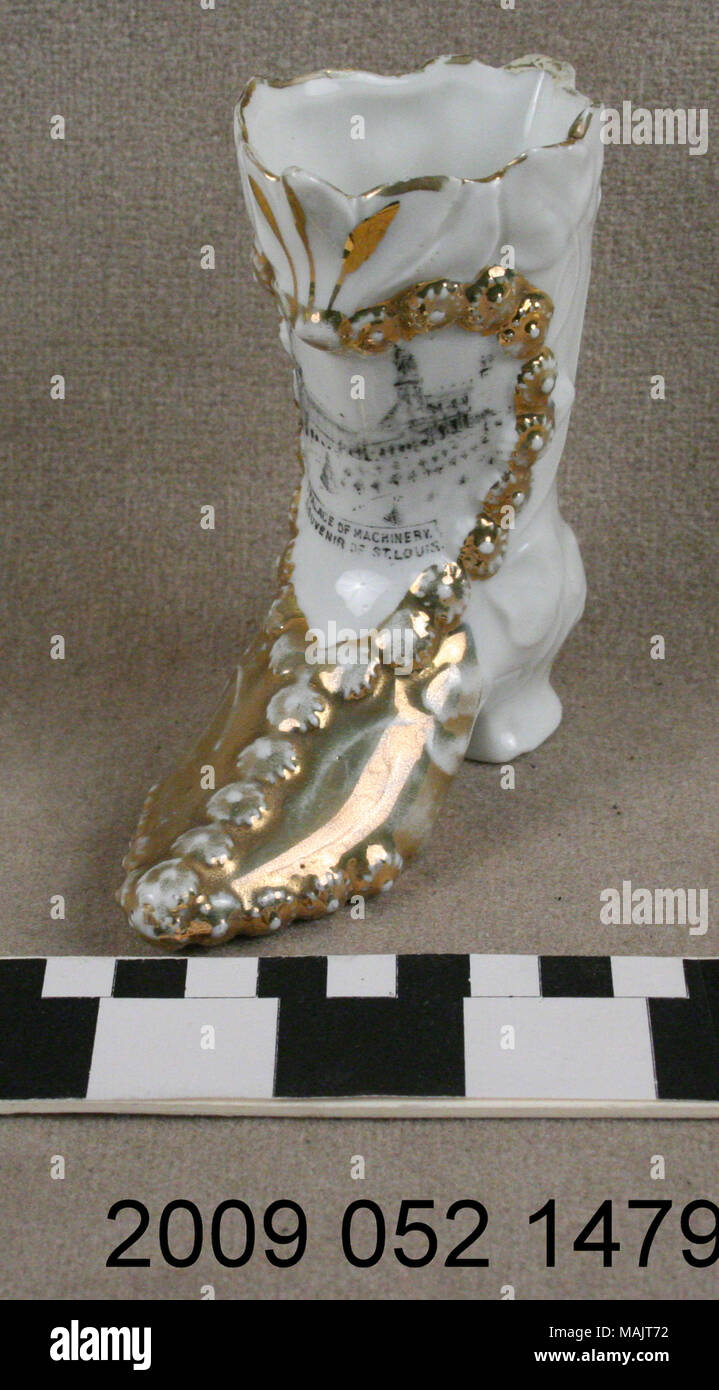 Bianco di ceramica ladies alta cima boot con finiture dorate e nero immagine di trasferimento del Palazzo delle macchine dal 1904 della fiera del mondo. Titolo: bianco e oro ceramica Ladies alta cima Boot con Nero immagine di trasferimento del Palazzo delle macchine . 1904. Foto Stock