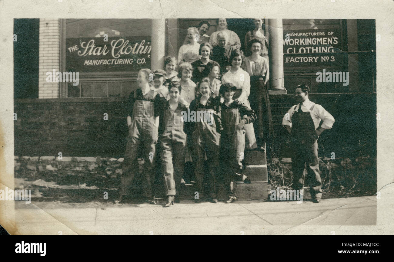 Titolo: Un gruppo di dipendenti di sesso femminile sulla parte anteriore fasi di Star Abbigliamento Manufacturing Company Factory No. 3. . Circa 1915. Foto Stock