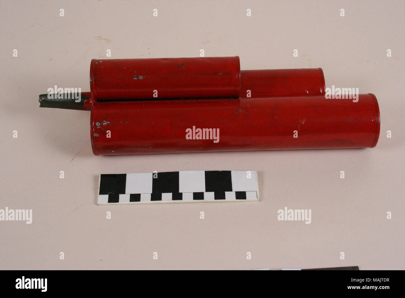 Rosso grande fischio di metallo di tre tubi e il boccaglio, realizzato da Hugo A. Krallman e utilizzato nella sua band. Titolo: fischio realizzato da Hugo A. Krallman . circa 1910. Krallman, Hugo A., 1884-1955 Foto Stock