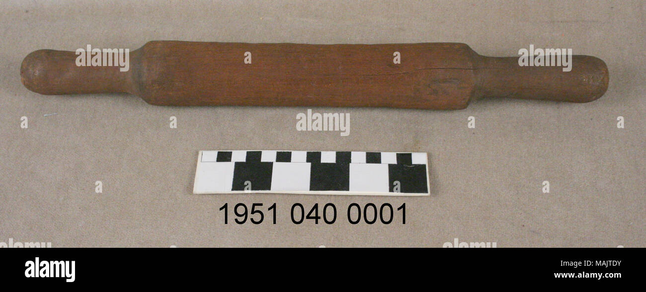 Scolpito a mano in legno perno di rotolamento con maniglie fisse. Titolo: Legno Mattarello . Nel 1860 circa. Foto Stock