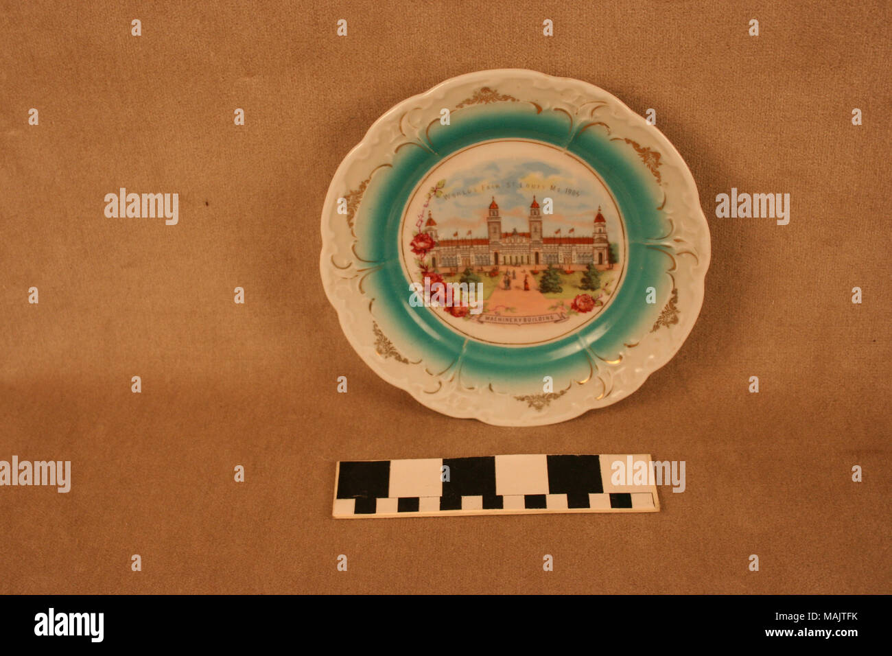 Bianco piastra ceramica ha turchese frontiera interna, dorate d+?cor e immagine a colori del Palazzo delle macchine dal 1904 della fiera del mondo. Titolo: Bianco Piastra in ceramica con Turchese mette in luce e colore immagine di trasferimento del Palazzo delle macchine . 1904. Foto Stock