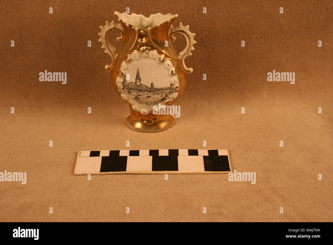 Dorato e vaso in ceramica bianca ha gilt d+?cor con un grande fiore in rilievo in corrispondenza di ciascun angolo superiore e rotondo rialzato fiori che circonda un nero immagine di trasferimento del palazzo di elettricità dal 1904 della fiera del mondo. Titolo: dorato e Vaso in ceramica bianca con Nero immagine di trasferimento del palazzo di elettricità . 1904. Foto Stock