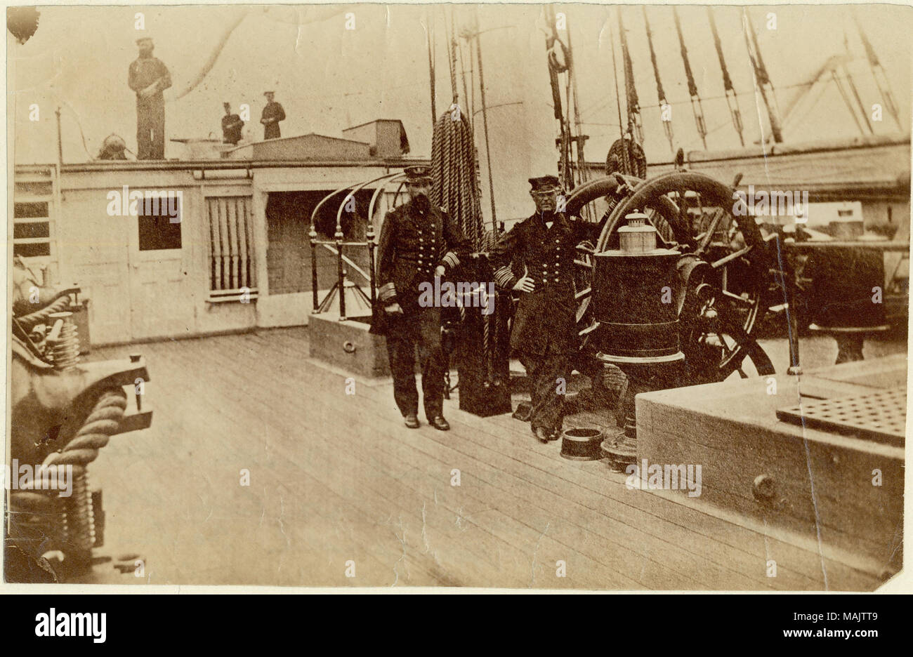 Fotografia dei due ufficiali in piedi accanto ad una ruota di pilota e tre uomini stavano in piedi in background a bordo di una nave da guerra. "Guerra Civile - Ammiraglio Farragut e capitano della flotta Percival Drayton a bordo U. S. S. Hartford (Farragut nave ammiraglia) prese in 'Anteriore' di New Orleans, 1864 dono di John H. Gundlach' (scritta sul lato inverso).' ammiraglia di Adm. Farragut. Titolo: Museo della Portaerei U.S.S. Hartford. . 1864. Foto Stock