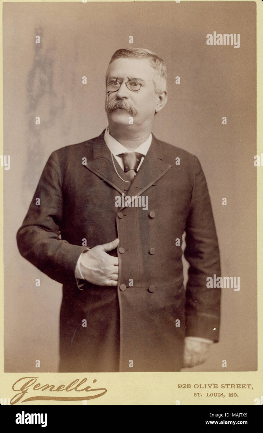 Quasi a piena lunghezza Ritratto di J. H. Chassaing indossa una tuta, il tirante e i bicchieri e in piedi con la mano sinistra nella sua tuta giacca. "Genelli' e '923 OLIVE STREET, ST. LOUIS MO." (stampato immagine sotto). Titolo: J. H. Chassaing, membro della prima classe di eredità. . Nel 1890 circa. Genelli, San Luigi Foto Stock