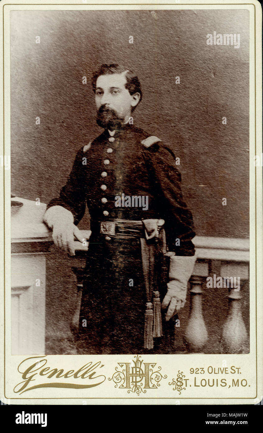 Quasi a piena lunghezza Ritratto di Lewis Lipman indossando i guanti e una uniforme e di stare con il suo gomito sinistro appoggiato su un pilastro. "Genelli' e '923 OLIVE ST. ST. LOUIS, MO." (stampato immagine sotto). Titolo: Lewis Lipman, primo tenente, ottava fanteria (unione). . Tra il 1861 e il 1865. Genelli, San Luigi Foto Stock