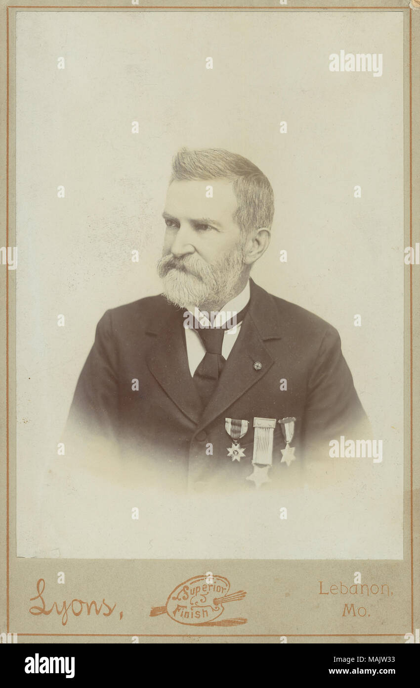 Busto ritratto di J. C. Wallace indossando una cravatta e una tuta con tre medaglie appuntato alla camicia, con la testa rivolta verso sinistra. "Lione,' e 'il Libano, Mo.' (stampato immagine sotto). Titolo: J. C. Wallace, capitano, XII Ohio volontari di fanteria (unione). . Circa 1880. Lione, Libano, Missouri Foto Stock