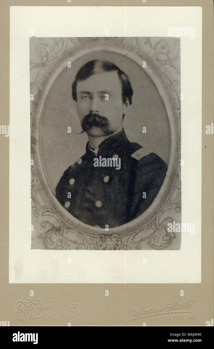 Busto ritratto di John McClure in uniforme, e girate a sinistra. "Harris Studio' e 'Little Rock, arca." (stampato immagine sotto). Titolo: John McClure, Major, 57th Ohio Fanteria (unione). . Tra il 1861 e il 1865. Harris Studio, Little Rock, Arkansas Foto Stock