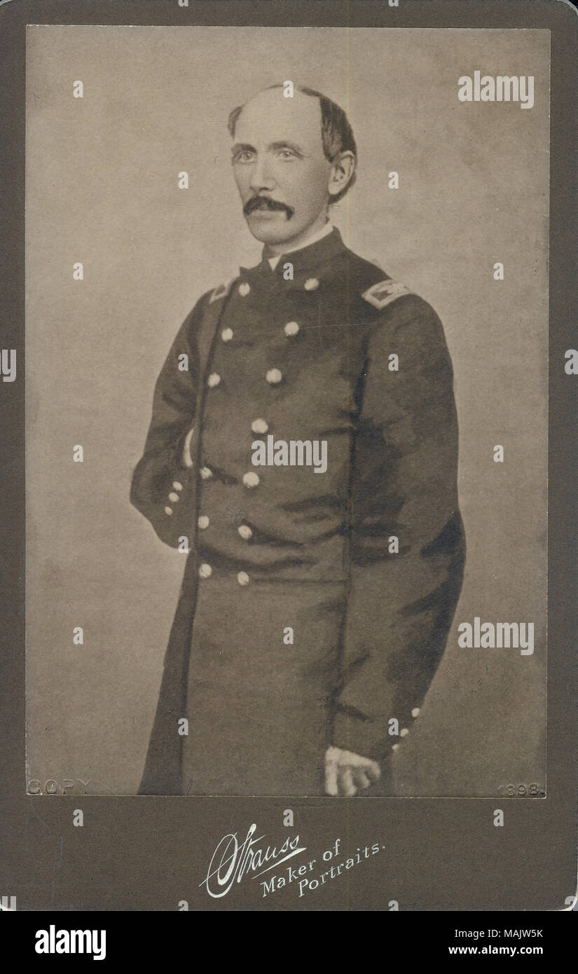 Quasi a piena lunghezza Ritratto di Van Epps Giovani in uniforme, e girate a sinistra, in piedi con la mano sinistra nella sua camicia uniforme. 'Strauss' e 'Maker di ritratti." (stampato immagine sotto). '1898' (stampigliato nella parte inferiore destra dell'immagine). Titolo: Van Epps giovani, il colonnello, 49th U.S. Le truppe di colore. . Tra il 1861 e il 1865. Strauss, San Luigi Foto Stock