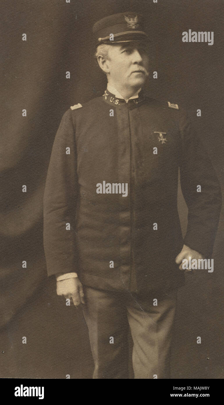 Quasi a piena lunghezza ritratto di John H. Calef in uniforme e indossando un cappello e di stare con la testa ruotata leggermente a destra e con la sua mano destra sul suo fianco. Titolo: John H. Calef, Il colonnello, U.S.A. . Nel 1890 circa. Foto Stock