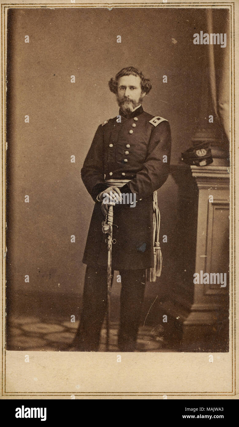A piena lunghezza Ritratto di un uomo in uniforme che tiene una spada. 'Maj. Genl. John C. Fremont, 1861' (scritta sulla pagina album immagine sotto). Titolo: John C. Fremont, maggiore generale (unione). . 1861. J.A. Scholten, San Luigi Foto Stock