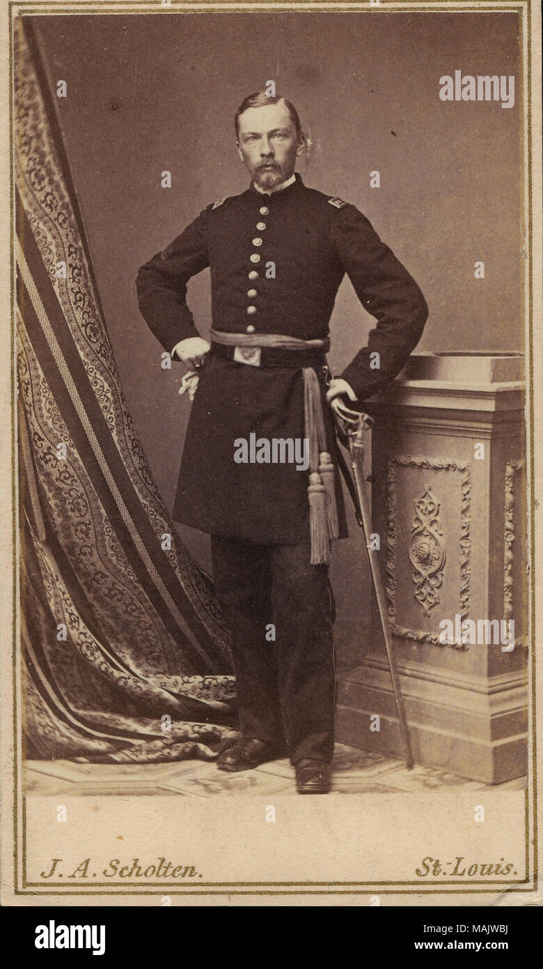 Ritratto a figura intera di un uomo in uniforme con una spada. "Capt. Corte [?] von Ahleselco [?], Co. 'J' XII Mo Vol Infty, 1862." (scritta sulla pagina album immagine sotto). Titolo: Corte von Ahleselco, capitano, società J Missouri volontario Fanteria (unione). . 1862. J.A. Scholten, San Luigi Foto Stock