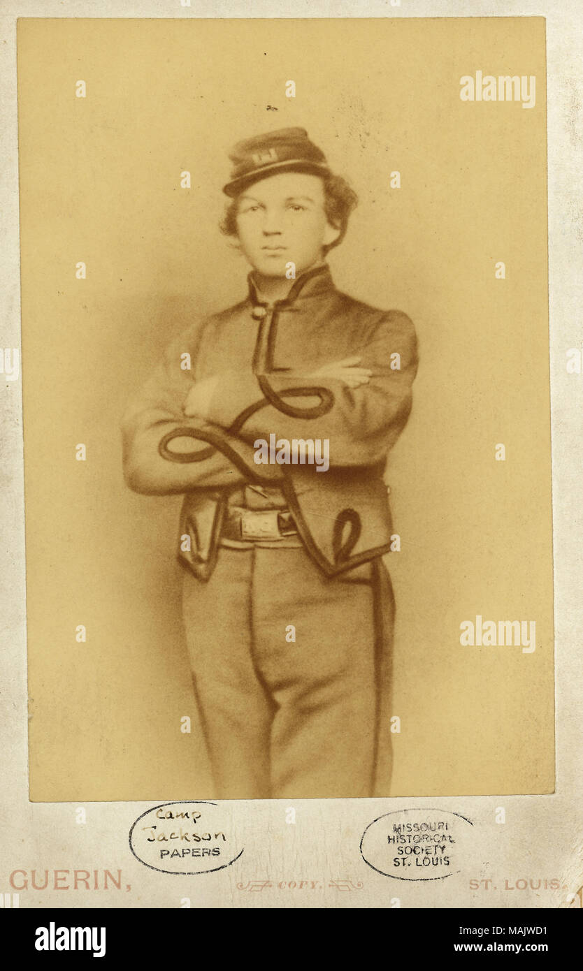 Ritratto a figura intera di un uomo in uniforme. Camp Jackson Paper e MHS timbro al di sotto dell'immagine. 'Copia di foto scattata da J. Sidney Brown 8 [?] Nord 4th Street St Louis, Mi Nov 1861 di Wm Bull [William Jeffry Bull scritto a destra] in "Camp Jackson" uniforme del Genio, Missouri State Guard un mese prima di andare a sud con il "Camp Jackson" prigionieri che sono stati scambiati per Genl comando Mullinkens catturato da Genl Prezzo a Lexington, Mo, nel settembre 1861." (scritta sul lato inverso di immagine). Sgt. William Bull è stato un membro del genio che fu fatto prigioniero durante il Camp Jackso Foto Stock