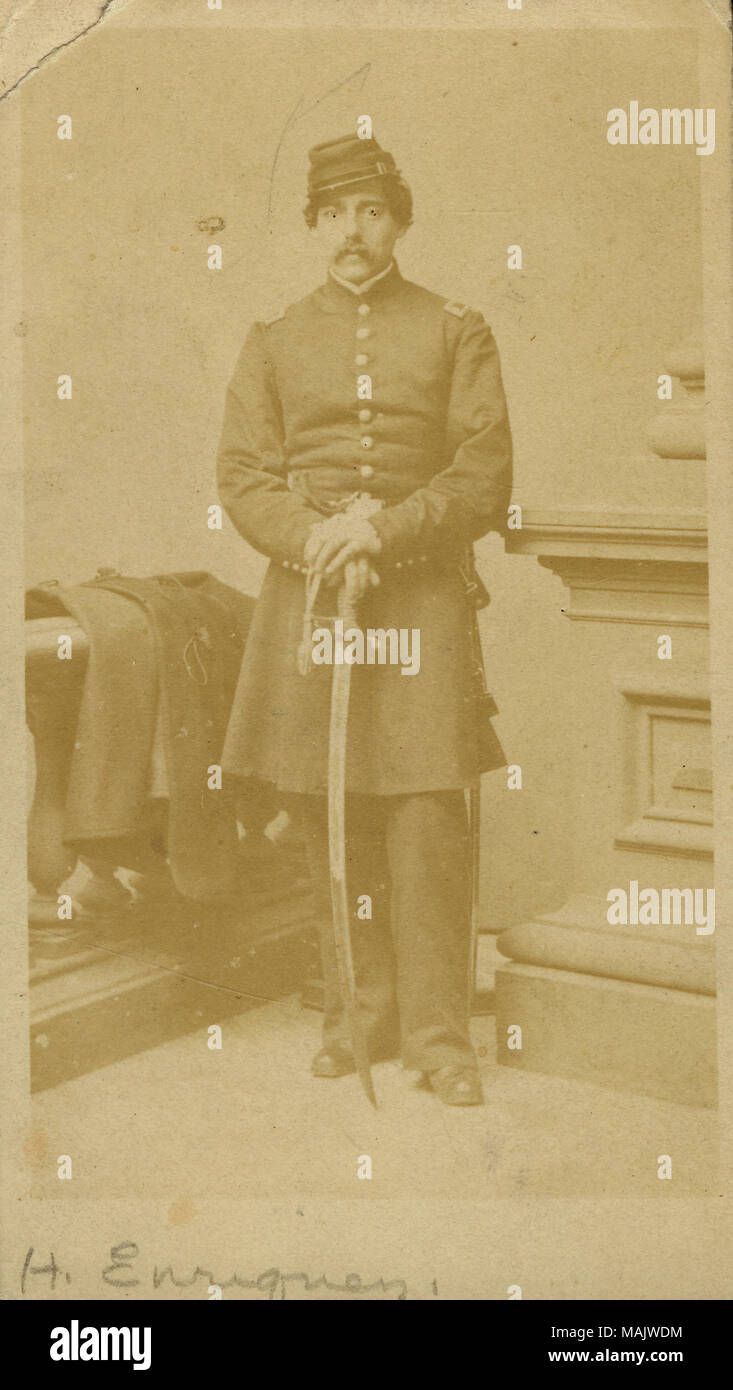 Ritratto a figura intera di un uomo in uniforme con una spada. "H. Enriquez." (scritta immagine sotto). 'M. H. Enriquez dono della signorina Jane Morley 9/55' (scritta sul lato inverso di immagine). Titolo: M.H. Enriquez. . Tra il 1861 e il 1865. Charles D. Fredricks e Co., New York Foto Stock