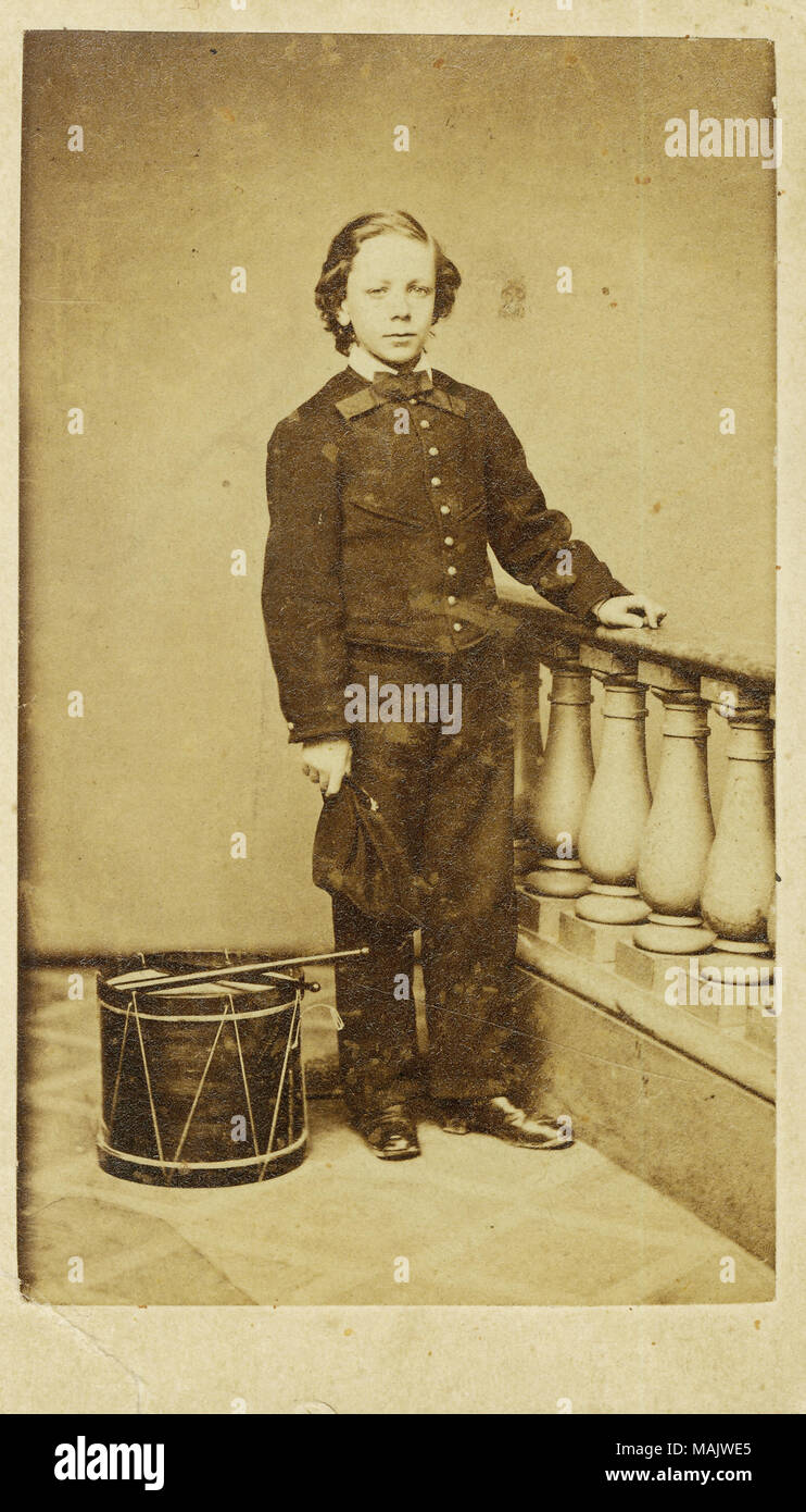 Ritratto a figura intera del ragazzo in uniforme, tenendo hat, in piedi accanto al tamburo e bacchette. "Arthur H. Gale, come drummer boy in unione esercito. Dono: onorevole grazia Gale, suo nipote. 1963' (scritta sul lato inverso di immagine). Titolo: Arthur H. Gale, Drummer Boy (unione). . 1864. Troxell's Galleria fotografica, San Luigi Foto Stock