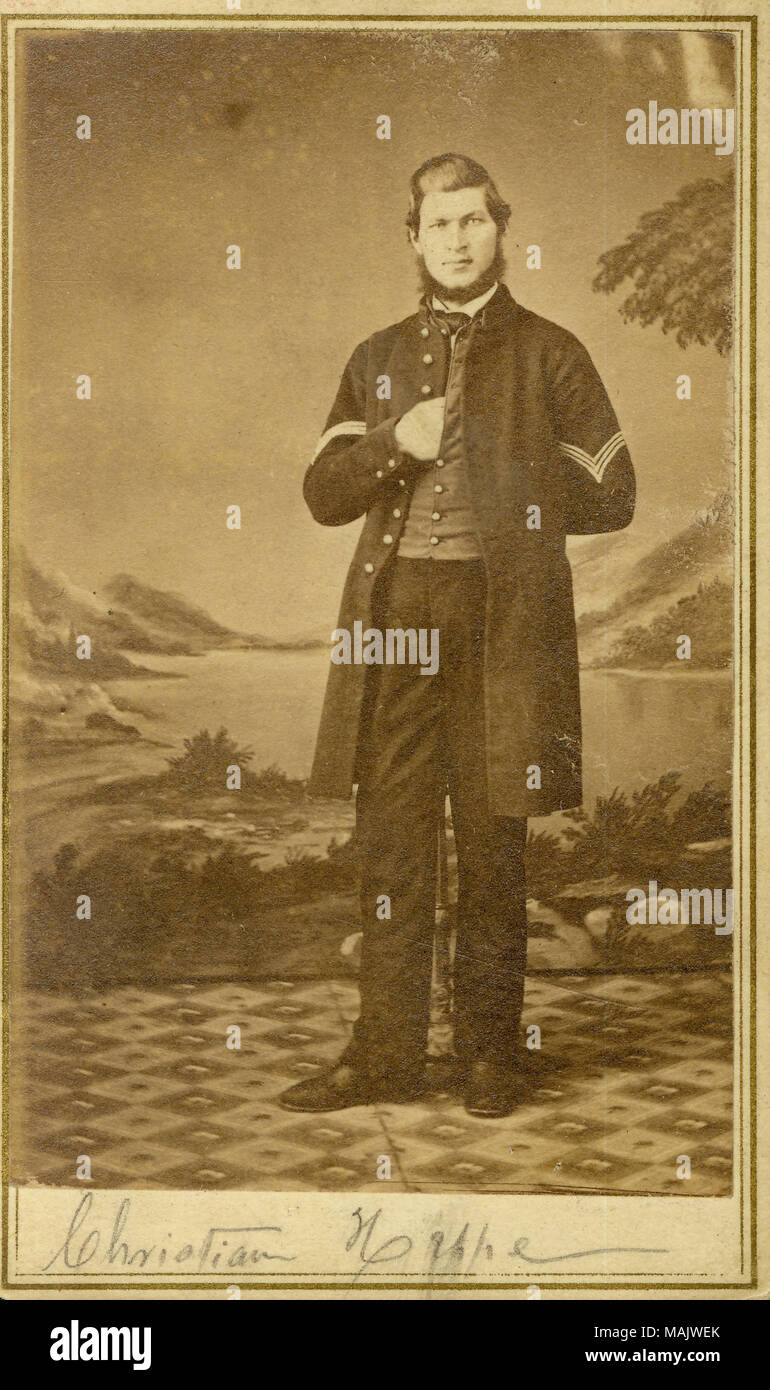 Ritratto a figura intera di un uomo in uniforme. "Christian Hoppe' (scritta immagine sotto). 'Cristiana cristiana Hoppe Hoppe Co F. XVI Iowa Knoepfel' (scritta sul lato inverso di immagine). Questo può essere il Francesco Hoppe del XVI Iowa Fanteria di volontariato elencate sul digitale soldati record. Titolo: Christian Hoppe, sergente, XVI Iowa volontario Fanteria (unione). . Tra il 1861 e il 1865. Foto Stock