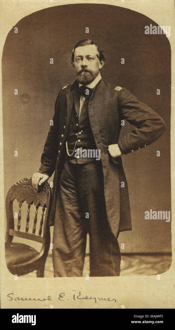 Ritratto a figura intera di un uomo in uniforme. 'Samuel E. Keymer' (scritta immagine sotto). 'SAML E. Keymer di Ernst Wuerpel' (scritta verticalmente sul lato inverso di immagine). Eventualmente Lt. Samuel E. Keymer della XLIII Illinois Volunteer fanteria. Titolo: Samuel E. Keymer, tenente, xliii Illinois Volunteer Fanteria (unione). . Tra il 1861 e il 1865. Wallis fratelli, Chicago Foto Stock