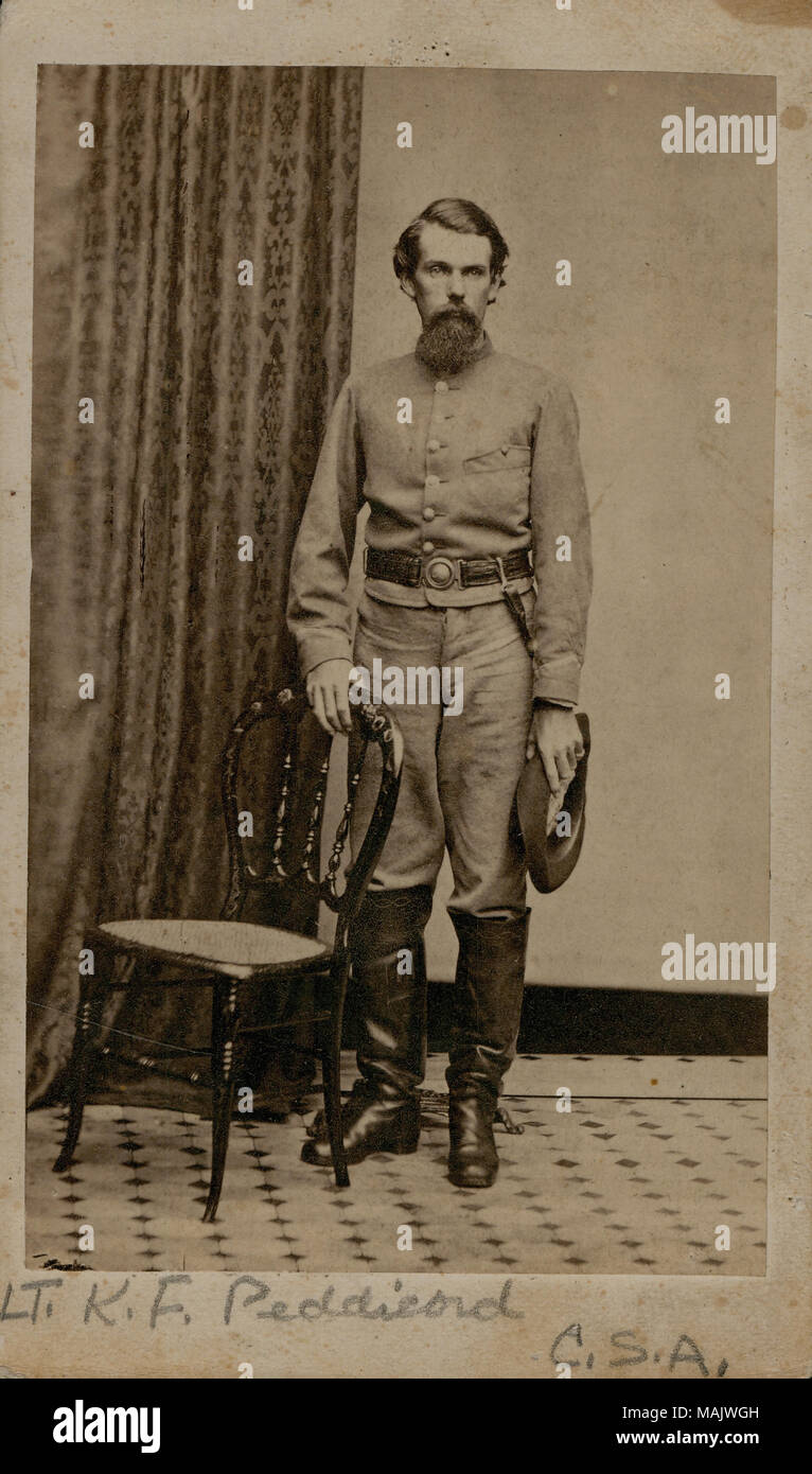 Ritratto a figura intera di un uomo in uniforme. 'LT. K. F. Peddicord C. S. A.' (scritta immagine sotto). "Western carcere penitenziario [?] 1863 Suo devotissimo Lieut K. F. Peddicord' (scritta sul lato inverso) "K. F. Peddicord, Palmyra, Mo.' (scritta verticalmente sul lato inverso). Regno Figlie della Confederazione, Missouri Division timbro sul lato inverso. Lt. Peddicord era in società C e B, seconda Kentucky cavalleria come un 1° Sergt. ed una seconda Lt. Egli è stato anche elencato come secondo tenente nel XIV Kentucky Cavalleria (digital soldati record). Western penitenziario è un carcere di Pittsburg che ospitava 118 di Morgan' Foto Stock