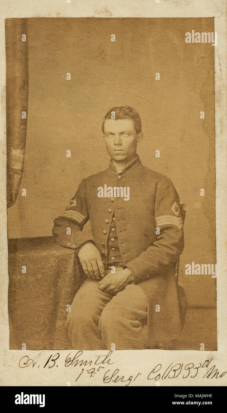 A mezza lunghezza Ritratto di un uomo seduto in uniforme. "A. B. Smith 1Sert Co (B) 33d Mo' (scritta immagine sotto). "Gt. Ustioni di Adam Smith in seguito una seconda Lt. ucciso in azione in Helena Arca Luglio 4, 1863" (scritta sul lato inverso). Un Smith è stato il primo sergente e successivamente secondo tenente della società B, xxxiii Missouri Fanteria di volontariato. Egli fu ucciso a Helena, Arkansas il 4 luglio 1863 all'età di 23 (Missouri soldati digitale record). Titolo: ustioni di Adam Smith, primo sergente, la società B, xxxiii Missouri Fanteria di volontariato. . Tra il 1861 e il 1865. T.W. Le banche Foto Stock