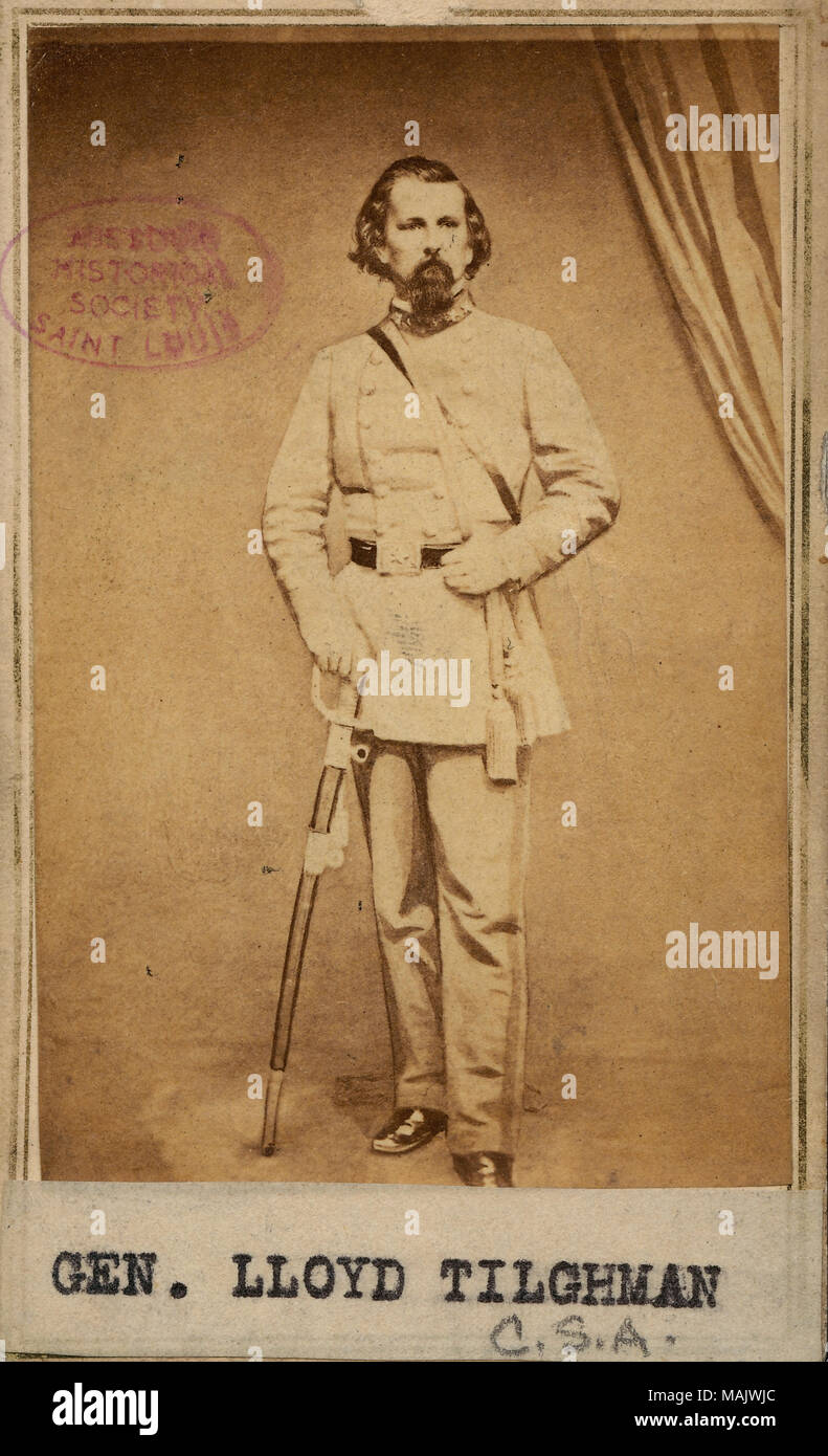 Ritratto a figura intera di un uomo in uniforme. MHS timbro sull'immagine. 'GEN. LLOYD TILGHMAN [di tipo] C. S. A. [scritte]' (immagine sotto). 'Gen. Lloyd Tilghman' (scritta sul lato inverso). Titolo: Lloyd Tilghman, Generale (Confederate). . Tra il 1861 e il 1865. E. E H.T. Anthony, New York Foto Stock