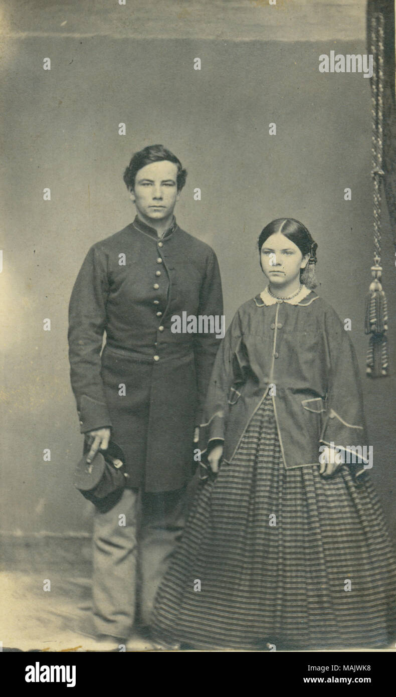 Ritratto a figura intera di unione non identificato soldato in uniforme e la donna che indossa un abito. Soldato ha "E" insegna sulla sommità del kepi. Titolo: Unione non identificato soldato e donna. . Tra il 1861 e il 1865. Leroy cancelli, Kilbourn, Wisconsin Foto Stock