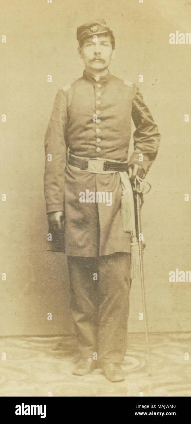 Ritratto a figura intera di un uomo in uniforme che indossa un cappello e afferrare una spada. Titolo: Unidentified Ufficiale di fanteria (unione). . Tra il 1861 e il 1865. Wallis fratelli, Chicago Foto Stock