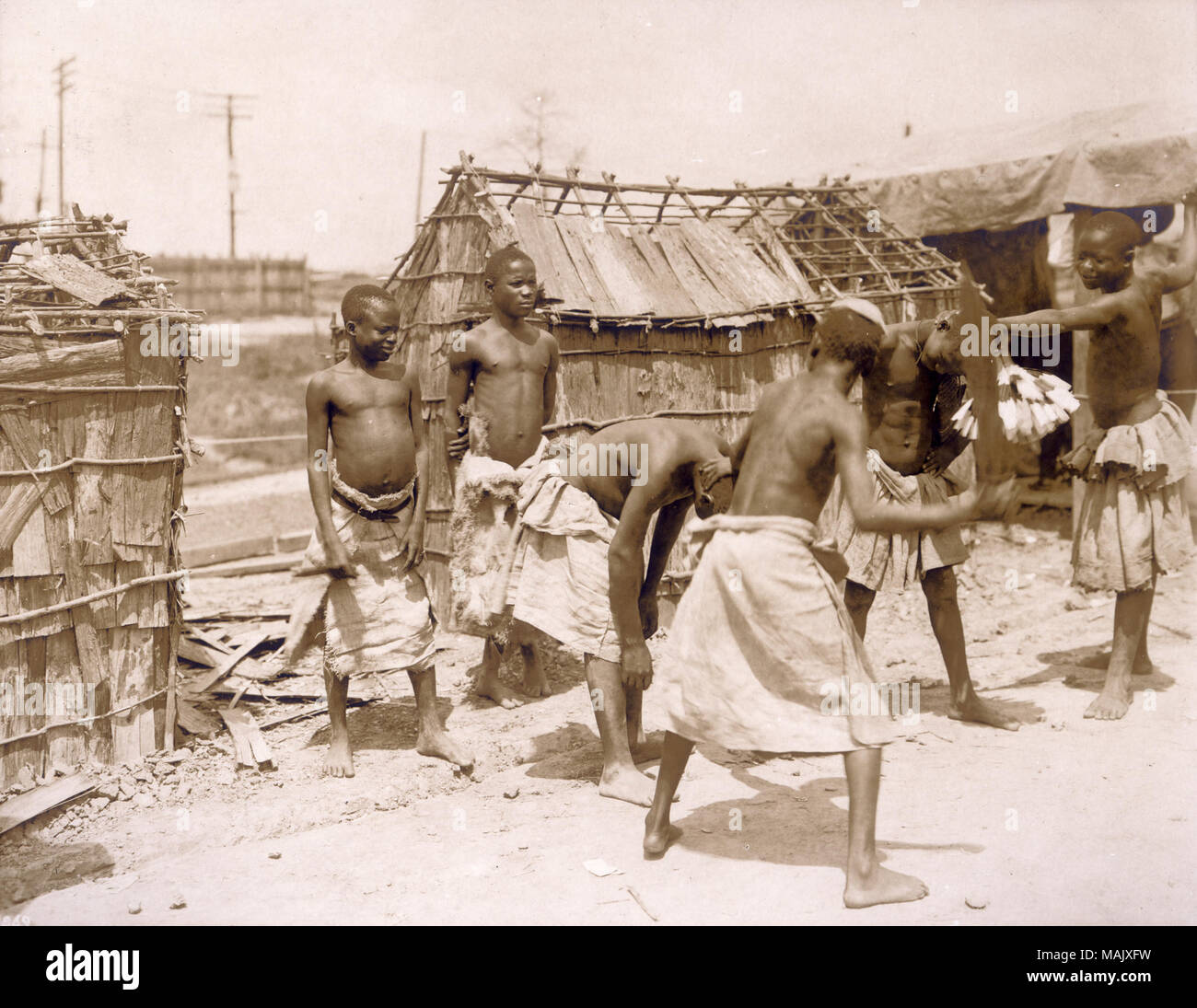 Titolo: 'Pigmies dall Africa centrale che mostra la modalità di esecuzione". (Pigmei nel dipartimento di antropologia presentano al 1904 Fiera Mondiale). . 1904. Gazzetta società di prodotti fotografici Foto Stock