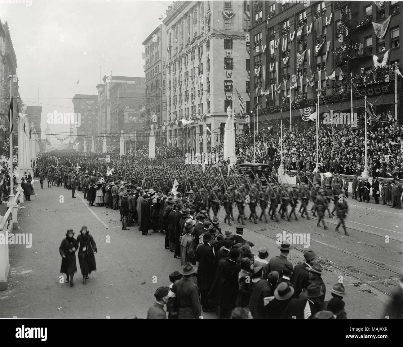 Titolo: una compagnia di fanteria 138th marche passato la tribuna del dodicesimo Street corte d onore, 9 maggio 1919. Prima guerra mondiale . 1919. Il W.C. Persone Foto Stock