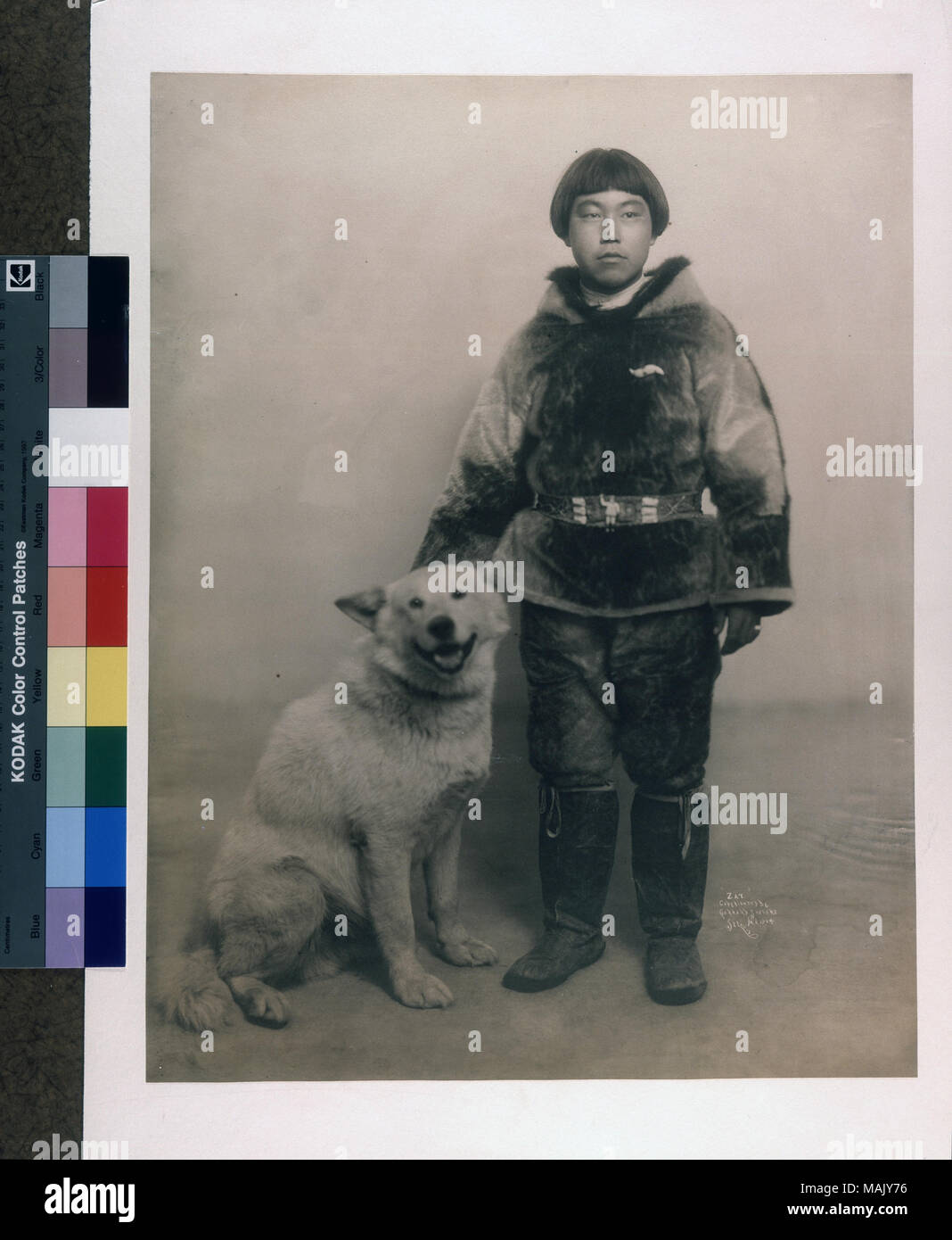"Zat' [Zat, un eschimese ragazzo dal Labrador, con cane]. [Louisiana P . 1904. Gerhard sorelle Foto Stock