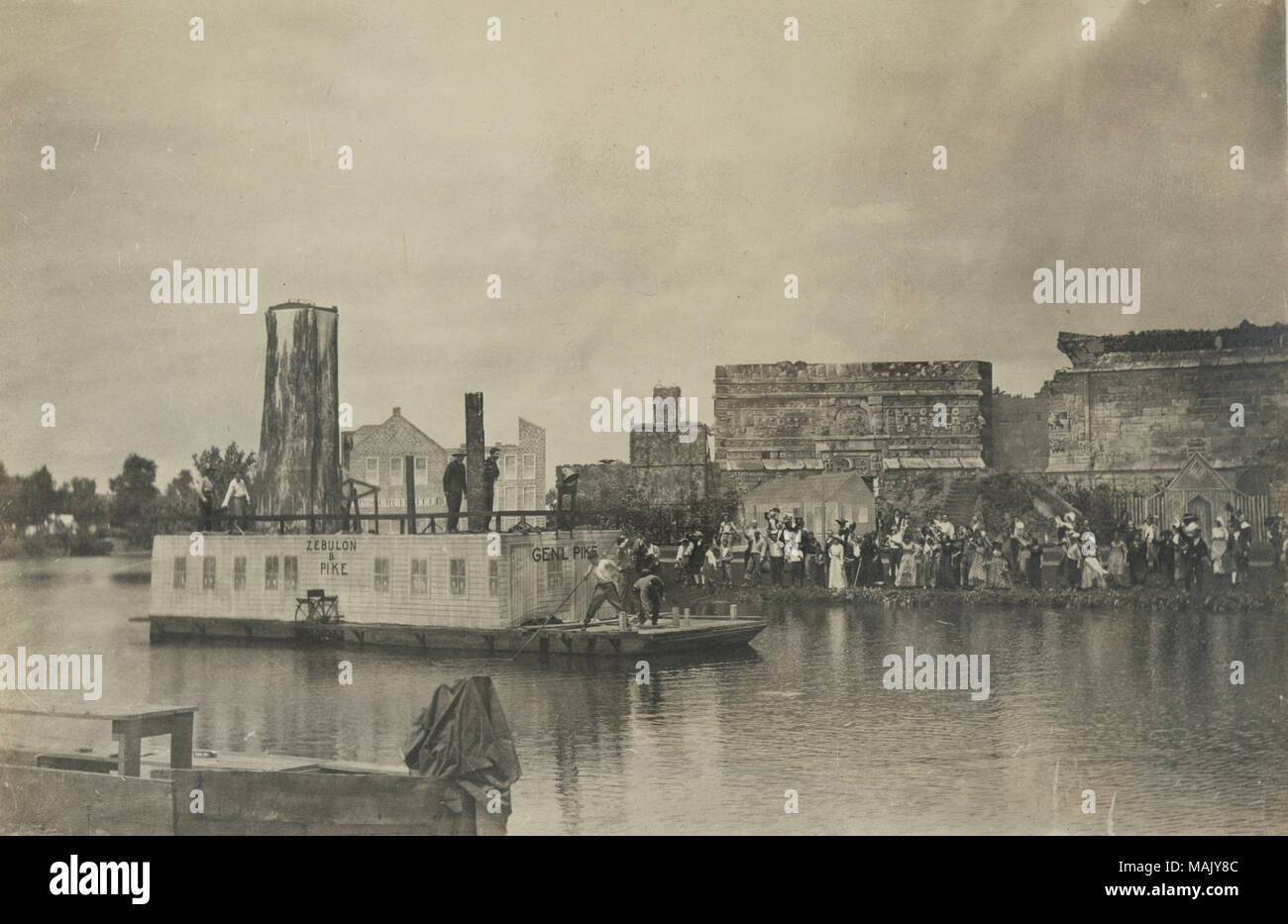 Titolo: Pageant e Masque. Venuta di Riverboat, grande scena in Stephen's Pageant. . 1914. Hyatts Foto Stock