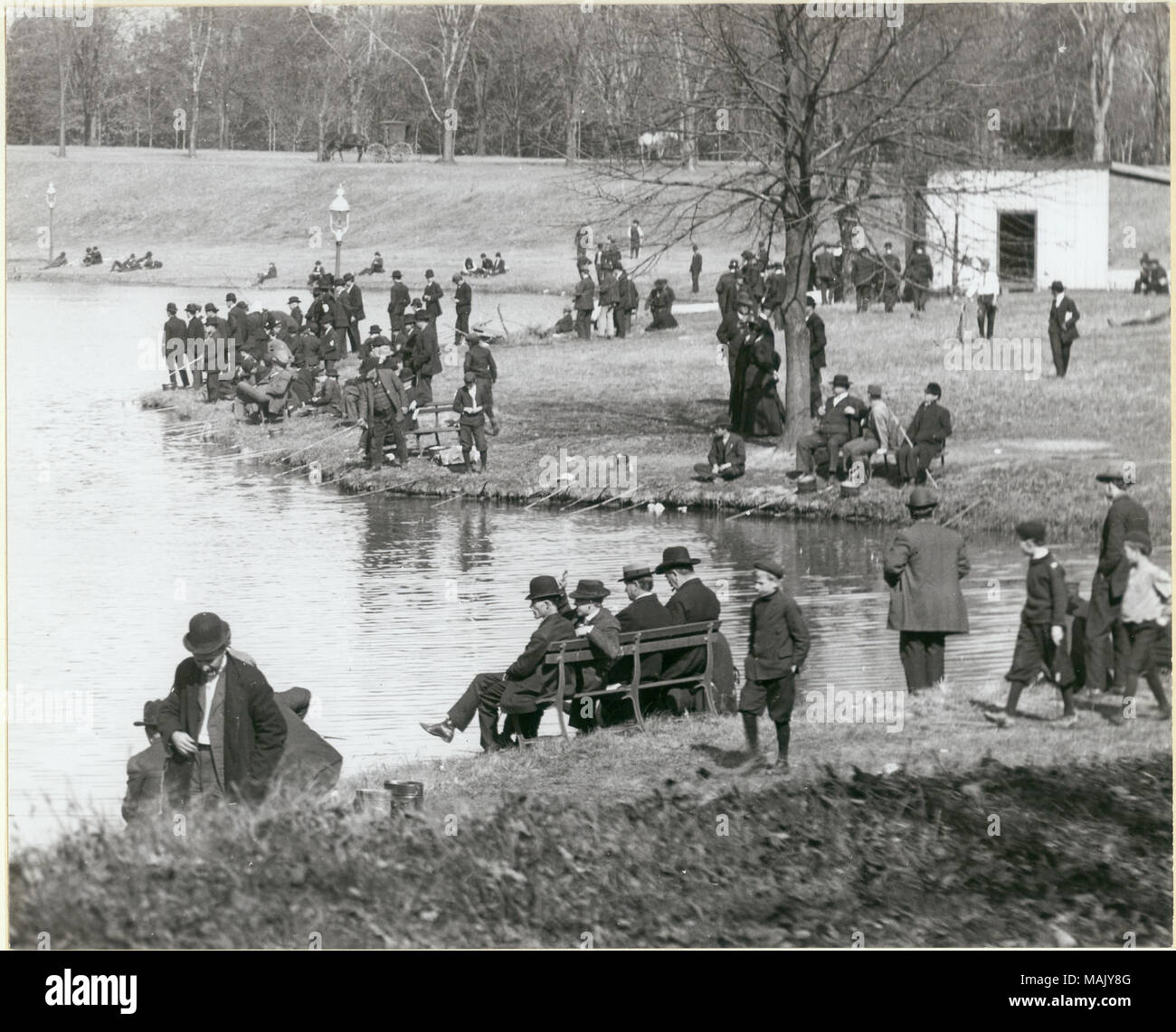 Titolo: gli uomini e i ragazzi con attività di pesca in Carondelet Park. . Circa 1905. Oscar C. Kuehn Foto Stock