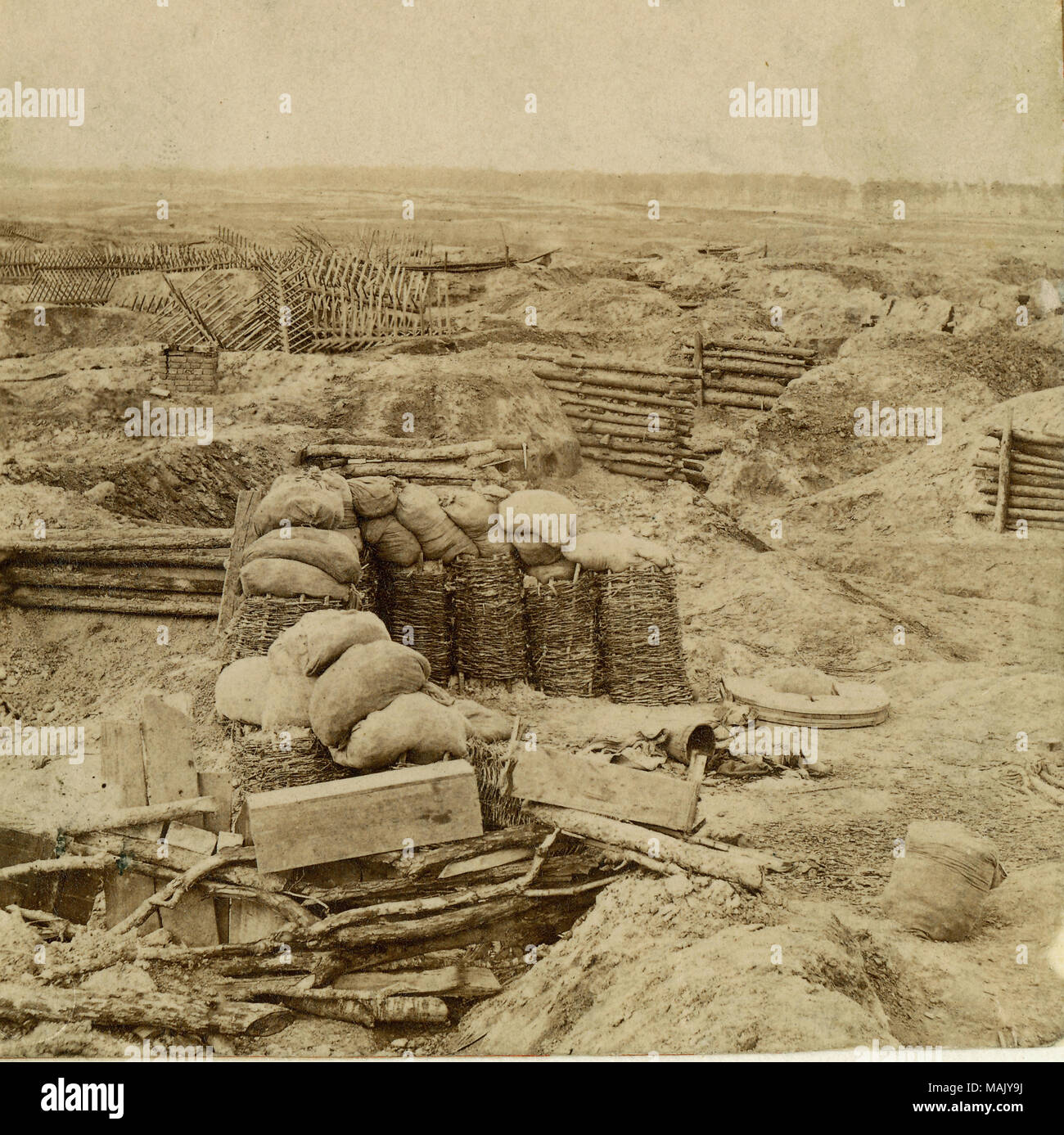 Fotografia del sacchetto di sabbia parapetti, trincee e abatis. 'Interno dei Confederati Fort Mahone chiamato Fort dannazione. Foto scattata la mattina dopo storming di Pietroburgo, Va dono di John H. Gundlach." (scritta sul lato inverso). Titolo: Visualizzazione delle trincee a Fort Mahone, Pietroburgo, VA. . 1865. Foto Stock