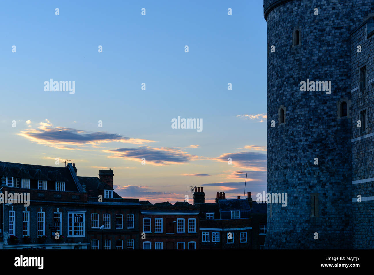 Una vista sui tetti di Windsor, compresa la parete esterna del castello Foto Stock